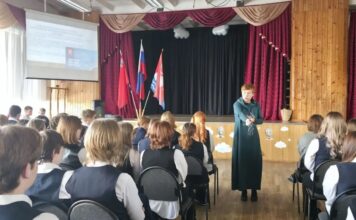 Сотрудник музея встретилась с учащимися гимназии №13